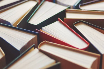 Imagem de vários livros levemente abertos